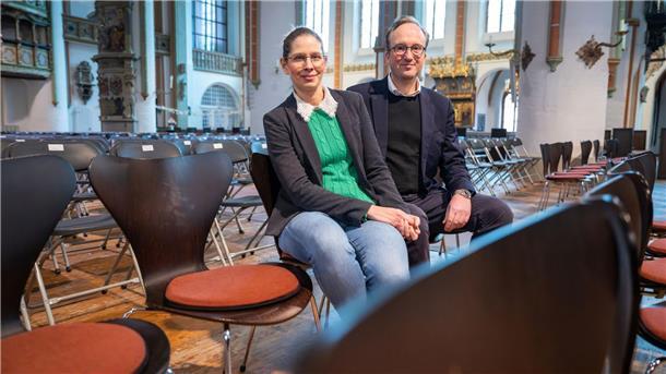 Fachkräftemangel in Kirchen - mehr Pastoren-Paare Die Pastoren Dorothea und Diederik Noordveld sitzen zusammen in der St. Johanniskirche.
