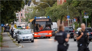 Die Patienten wurden mit Bussen und Rettungswagen in das Klinikum Bürgerpark gebracht.
