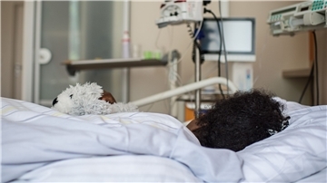 Die Patientin Deqo (Name geändert) aus Somalia im Krankenhaus: Sie kämpft mit schweren Folgen von Genitalverstümmelung, die sie als kleines Kind erlitten hat.