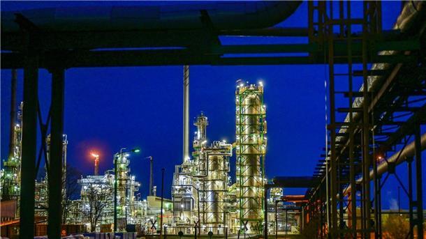 Bund: Ölversorgung auch nach Embargo gesichert Die PCK-Erdölraffinerie im ostdeutschen Schwedt verarbeitet nach eigenen Angaben jährlich 12 Millionen Tonnen Rohöl und gehört damit zu den größten Verarbeitungsstandorten in Deutschland.