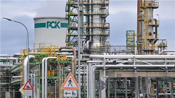 Linke für Verstaatlichung der Rosneft-Anteile am PCK Schwedt Die PCK-Raffinerie in Schwedt versorgt große Teile Nordostdeutschlands mit Benzin und Diesel.