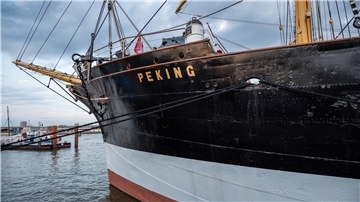 Die „Peking“ ist ein historisches Highlight im Hafen, betreten ist derzeit nicht möglich. Aber auch virtuell ist das Schiff einen Besuch wert.