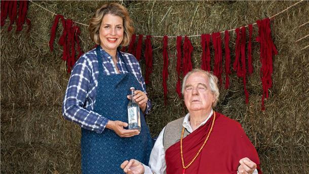 Die Pensionswirtin Sophie (Elena Uhlig) und ihr Stallbewohner Barthl (Friedrich von Thun) leben gemeinsam auf einem Hof in Bayern.