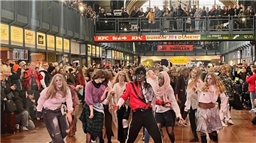 Sie tanzen „Thriller“: Zombies enterten den Hamburger Hauptbahnhof Menschen als Zombies verkleidet tanzen zum Michael-Jackson-Hit "Thriller" im Hamburger Hauptbahnhof.