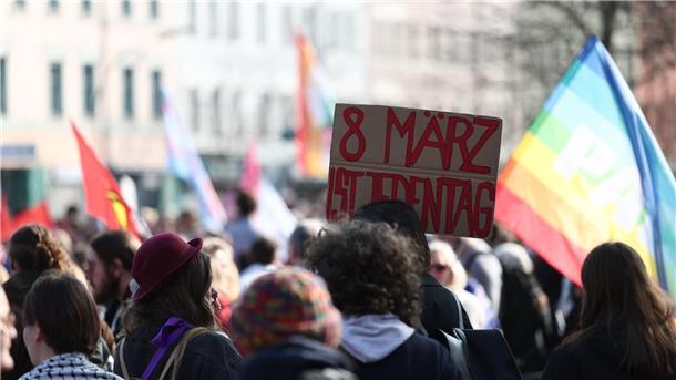 Neuer Feiertag für Niedersachsen? Landtag prüft Petition Die Petition für einen neuen Feiertag am 8. März hat mehr als 7.000 Unterschriften erhalten. (Archivbild)