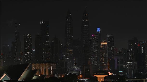 Die Petronas Twin Towers werden während der Earth Hour in Kuala Lumpur, Malaysia, dunkel.  Mit der „Earth Hour“ will die Umweltschutzorganisation World Wide Fund For Nature (WWF) ein Zeichen für Klima- und Umweltschutz setzen.