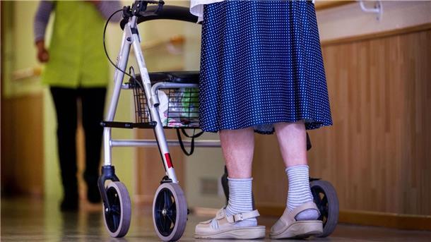 Seniorin mit Rollator im Pflegeheim.