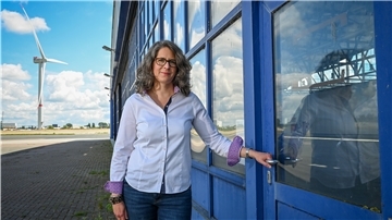 Die Physikerin Nora Denecke betreut das Projekt Testfeld für Elektrolyseure. Dafür steht der ehemalige Hangar 5 zur Verfügung, in dem früher die Polarflugzeuge des Alfred-Wegener-Instituts untergebracht waren.
