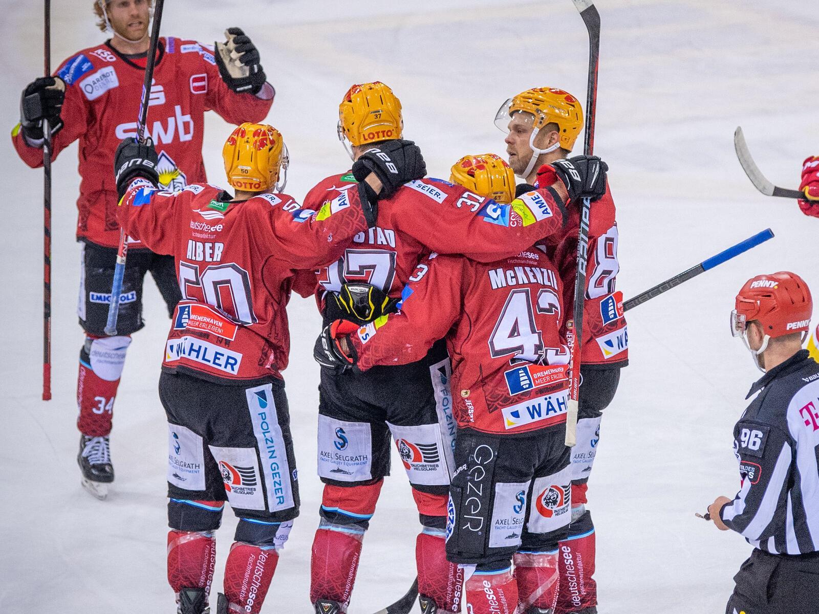 Die Pinguins bejubeln ihr 1:1-Ausgleichstor gegen Düsseldorf.
