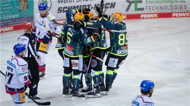 Die Pinguins bilden nach dem Tor zur 1:0-Führung eine Jubeltraube.