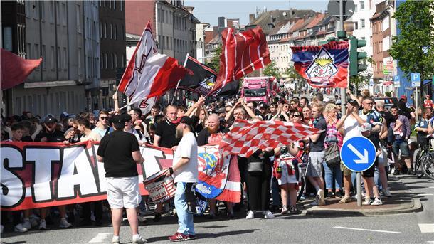 DIe Pinguins-Fans erreichen die Georgstraße.