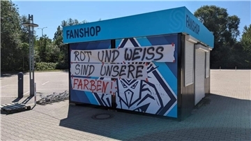 Die Pinguins-Fans machen ihrem Unmut Luft: Das Fanprojekt veröffentlichte in den sozialen Medien ein Foto, auf dem die Protest-Plakate der Anhänger zu sehen sind. Am Montag waren diese wieder verschwunden.