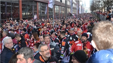 Die Pinguins-Fans sind für ihre Reisefreudigkeit bekannt. Am Freitag fahren mehr als 1.100 Fans nach München.