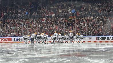Die Pinguins-Fans unterstützen ihr Team beim Spiel gegen Köln.