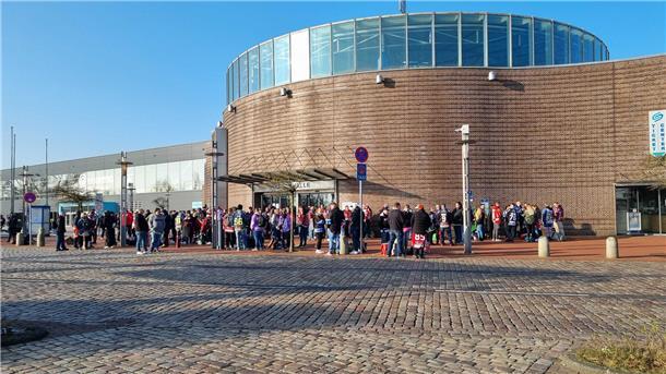 Die Pinguins-Fans warteten am Freitag vor der Stadthalle auf den Fanbus.