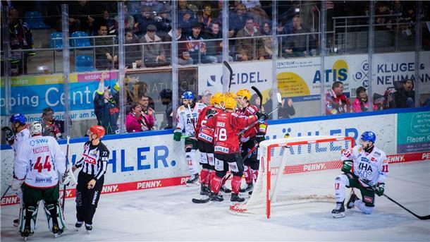 Die Pinguins freuen sich über das 1:0 gegen Augsburg. Es war das erste von drei Pinguins-Treffern mit einem Spieler mehr auf dem Eis.