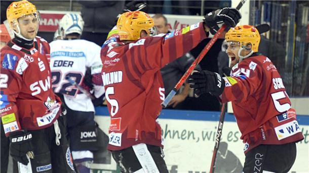 Die Pinguins haben allen Grund zum Feiern. Die Bremerhavener sind wieder Spitzenreiter in der Deutschen Eishockey-Liga.