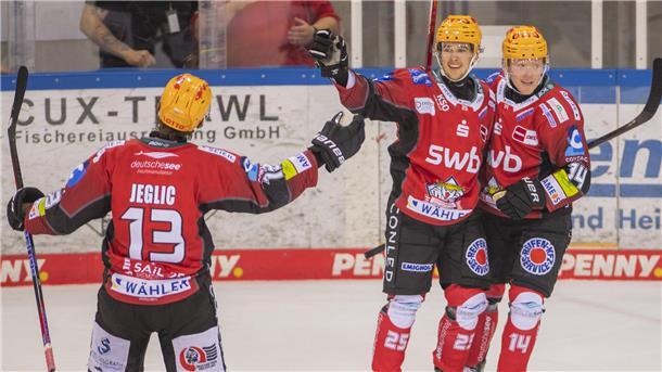 Die Pinguins jubeln mit Torschütze Fabian Herrmann (Mitte) über seinen ersten DEL-Treffer.