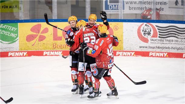 Pinguins zeigen eine Top-Leistung - und verlieren trotzdem das Spitzenspiel Die Pinguins-Spieler bejubeln den Treffer durch Ziga Jeglic (links).