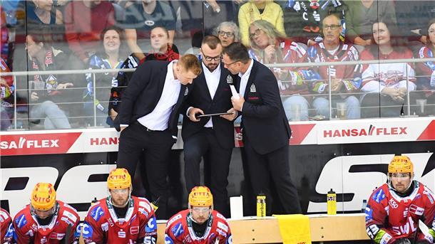 Die Pinguins-Trainer um Chefcoach Alexander Sulzer (li.) und Assistentenzcoach Marian Bazany (re.) stellen die Mannschaft derzeit in der Defensive perfekt ein.