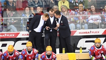 Die Pinguins-Trainer um Chefcoach Alexander Sulzer (li.) und Assistentenzcoach Marian Bazany (re.) stellen die Mannschaft derzeit in der Defensive perfekt ein.