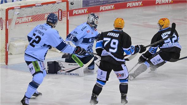 Pinguins kämpfen Straubing im Geburtstags-Topspiel nieder Die Pinguins um Colt Conrad kamen mit fortlaufender Spieldauer immer besser in die Partie und der Stürmer sollte schlussendlich auch den Siegtreffer markieren.