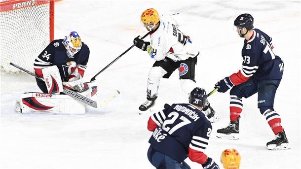 Die Pinguins um Neuzugang Felix Scheel überzeugten bei ihrem ersten Testspiel in Krefeld beim Siedenstadt-Cup gegen Slovan Bratislava.