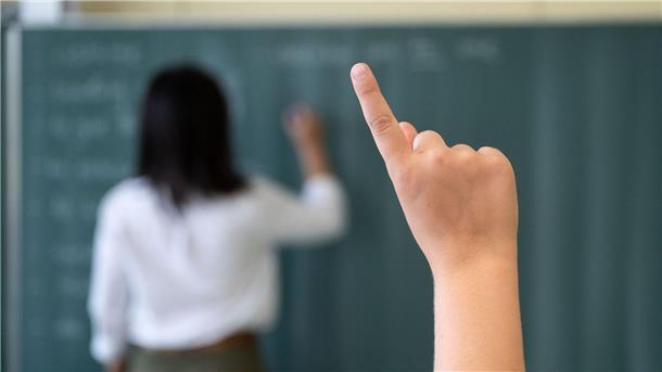 Pisa-Studie: Mieses Zeugnis für deutsches Bildungssystem Die Pisa-Studie ist die größte internationale Schulleistungsvergleichsstudie. Es werden die Kompetenzen von 15-jährigen Jugendlichen beim Lesen, in der Mathematik und den Naturwissenschaften erfasst.