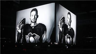 Die Pittsburgh Penguins aus der NHL gedachten ihres ehemaligen Spielers Adam Johnson.