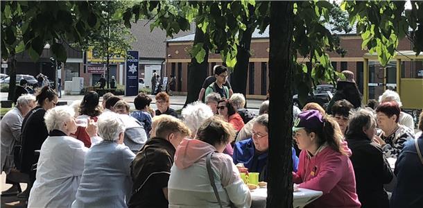 Die Plätze beim „Frühstück für alle“ auf dem Julius-Leber-Platz in Leherheide waren schnell belegt. Es mussten zusätzliche Bänke herangeschafft werden.