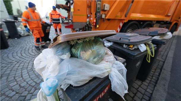 Die Plastiktüten gehören nicht in eine Biomülltonne.