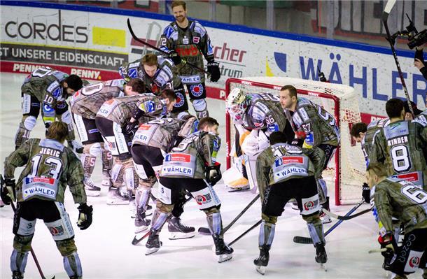 Drei Tore von Urbas: Pinguins gewinnen das erste Playoff-Spiel gegen Nürnberg Die Playoff-Trikots der Pinguins haben „Fischkisten-Optik“.