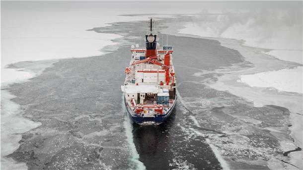 Die „Polarstern“ geht für Reparatur- und Wartungsarbeiten in die Werft. Auch der große A-Rahmen am Heck wird generalüberholt.