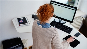 Die Politik stellt Unternehmen und Beschäftigten schrittweise Lockerungen der Homeoffice-Pflicht in Aussicht. Die Gewerkschaften treten derweil auf die Bremse.