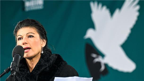 Tausende bei Friedensdemonstration mit Wagenknecht in Berlin Die Politikerin Sahra Wagenknecht während ihrer Rede bei der Friedensdemonstration.