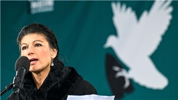 Die Politikerin Sahra Wagenknecht während ihrer Rede bei der Friedensdemonstration.
