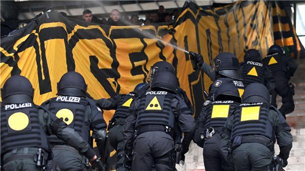 Kritik nach Gewaltausbruch: Hansa fürchtet Geisterspiel Die Polizei betritt den Pufferblock im Ostseestadion.