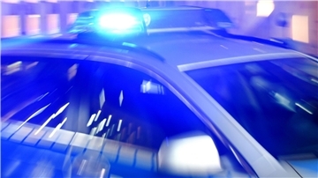 Unbekannte brechen in Firmengebäude ein - Elektrowerkzeug gestohlen Ein Streifenwagen der Polizei steht mit eingeschaltetem Blaulicht auf der Straße.
