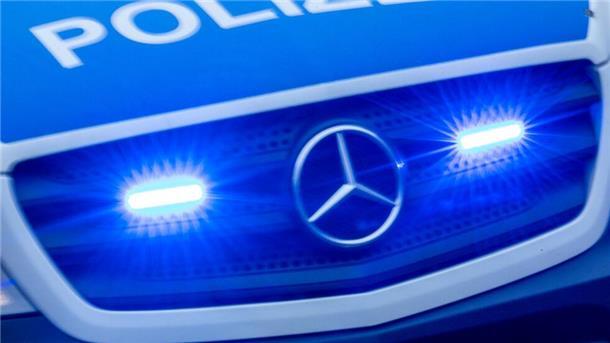 Ein Einsatzfahrzeug der Polizei fährt mit Blaulicht durch die Innenstadt.