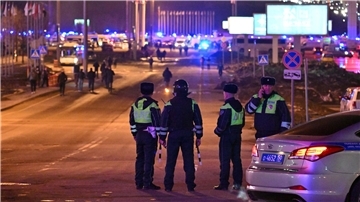 Die Polizei blockiert die Straße zur Crocus City Hall am westlichen Rand von Moskau. Nach dem Angriff in der Region Moskau hat der russische Inlandsgeheimdienst FSB Tote und Verletzte bestätigt.