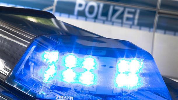 Eine Blaulicht leuchtet auf dem Dach eines Polizeiwagens.
