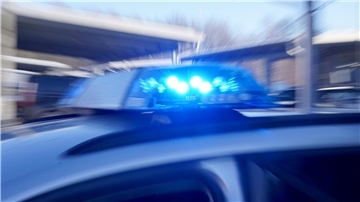 Blaulicht leuchtet an einem Einsatzfahrzeug.