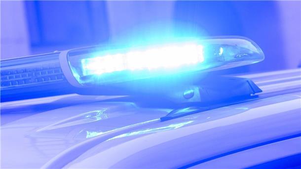 Die Polizei durchsuchte nach zwei Drohanrufen das Schulgebäude. (Symbolbild)