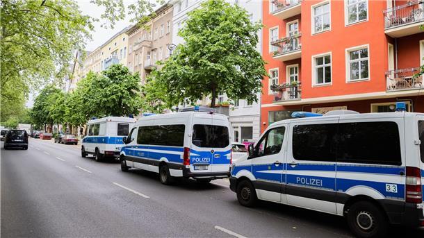 Mehrheit hält Razzia bei Letzter Generation für richtig Die Polizei durchsuchte vergangene Woche 15 Wohnungen und Geschäftsräume der Letzten Generation.