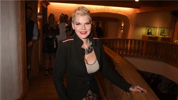 Doch keine Erholungspause: Melanie Müller sang auf Mallorca Die Polizei ermittelt gegen die Ballermann-Sängerin Melanie Müller.
