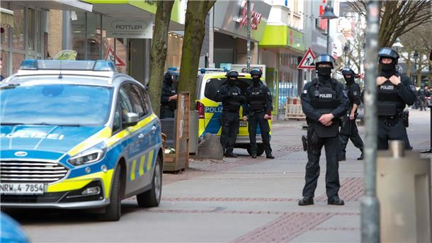 Die Polizei ermittelt nach der Bombenfdrohung in Bochum.
