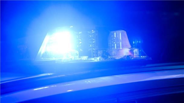 Die Polizei ermittelt wegen versuchten Totschlags. (Symbolbild)