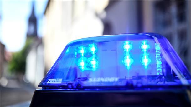 Das Blaulicht eines Polizeiautos leuchte