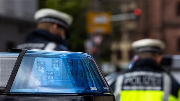 Nach Drogenrausch? 19-Jährige tot im Gebüsch gefunden Die Polizei fand die junge Frau in einem Gebüsch.