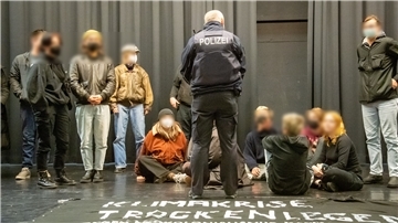 Die Polizei fordert am Dienstagabend die jungen Besetzer und Klimaaktivisten auf, die Aula der Schollschule zu verlassen. 
